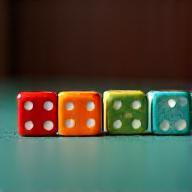 Dados de colores variados para juegos de mesa